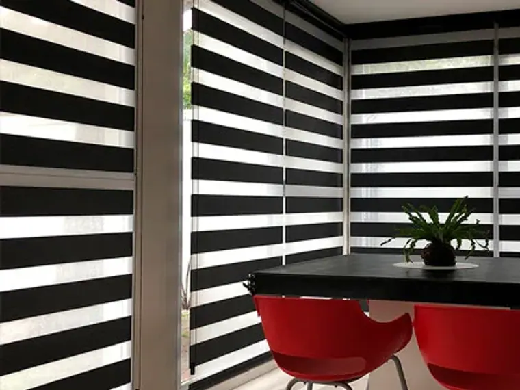 Sala con cortinas roller duo de franjas horizontales frente a un ventanal