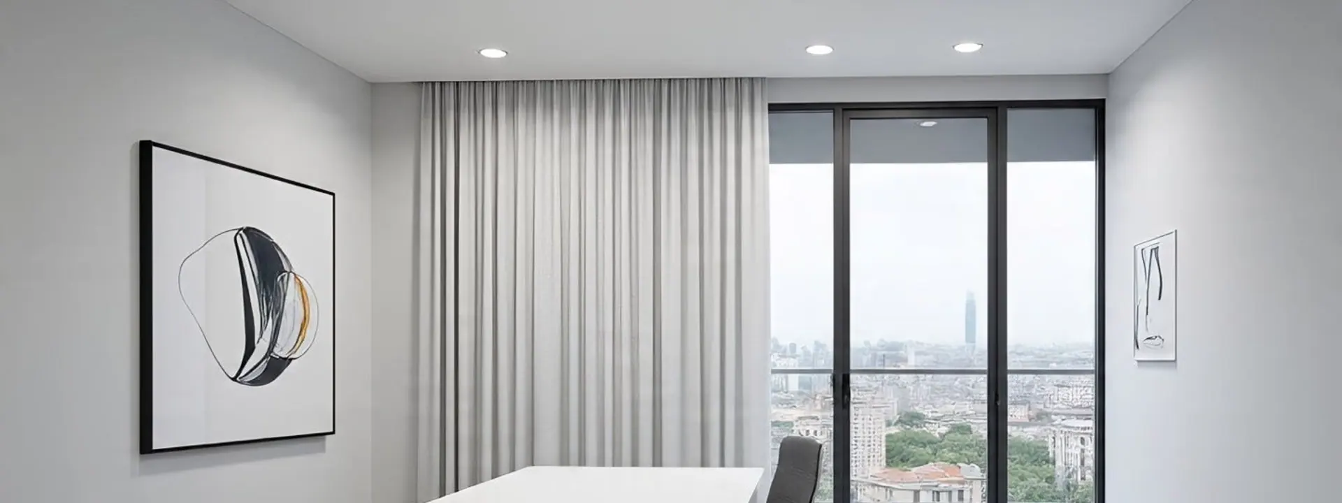 Oficina con cortinas de tela y escritorio junto a la ventana