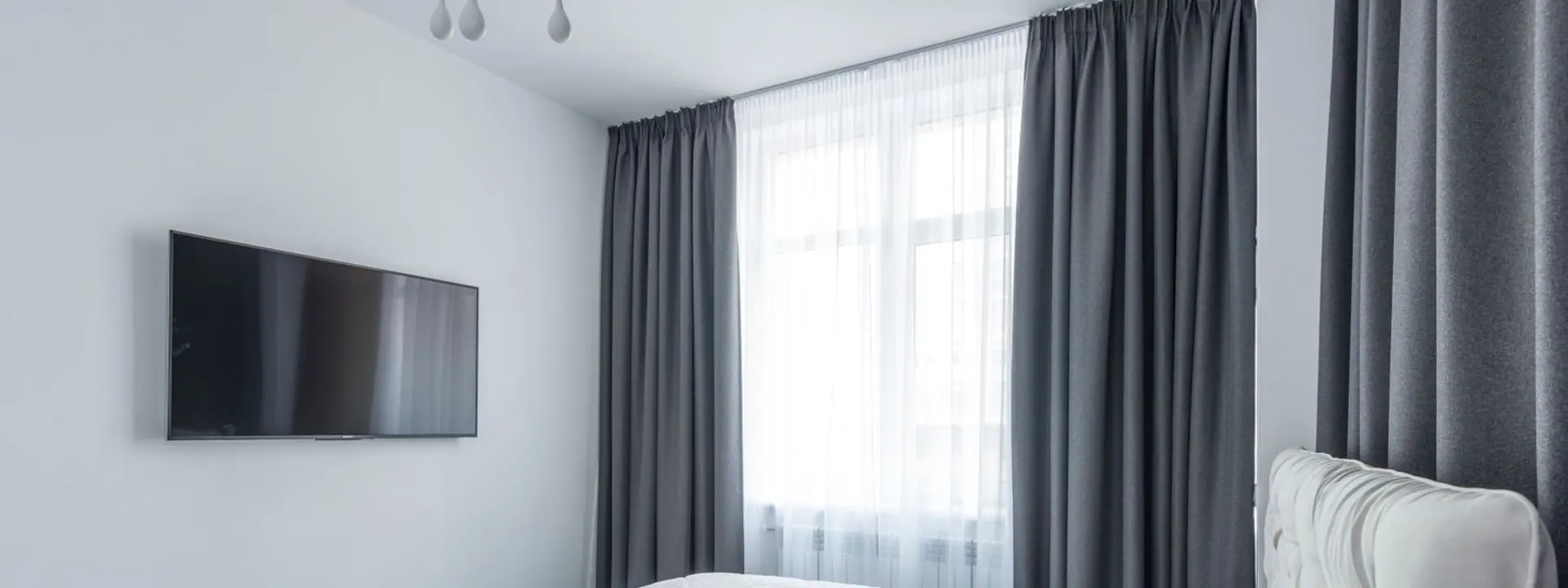 Dormitorio con cortinas de tela de piso a techo