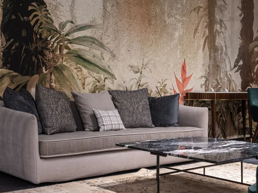 Sala con sofá gris y cortinas claras