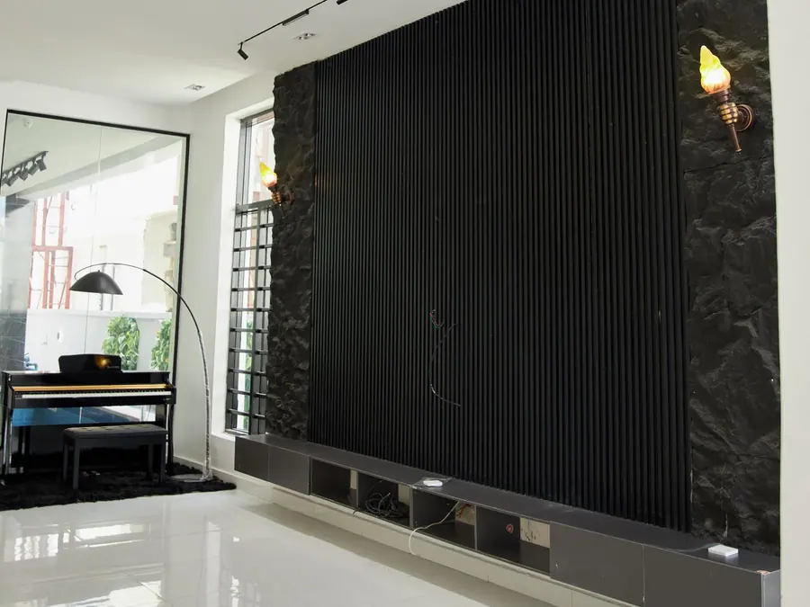 Ambiente moderno con panel oscuro y ventanal