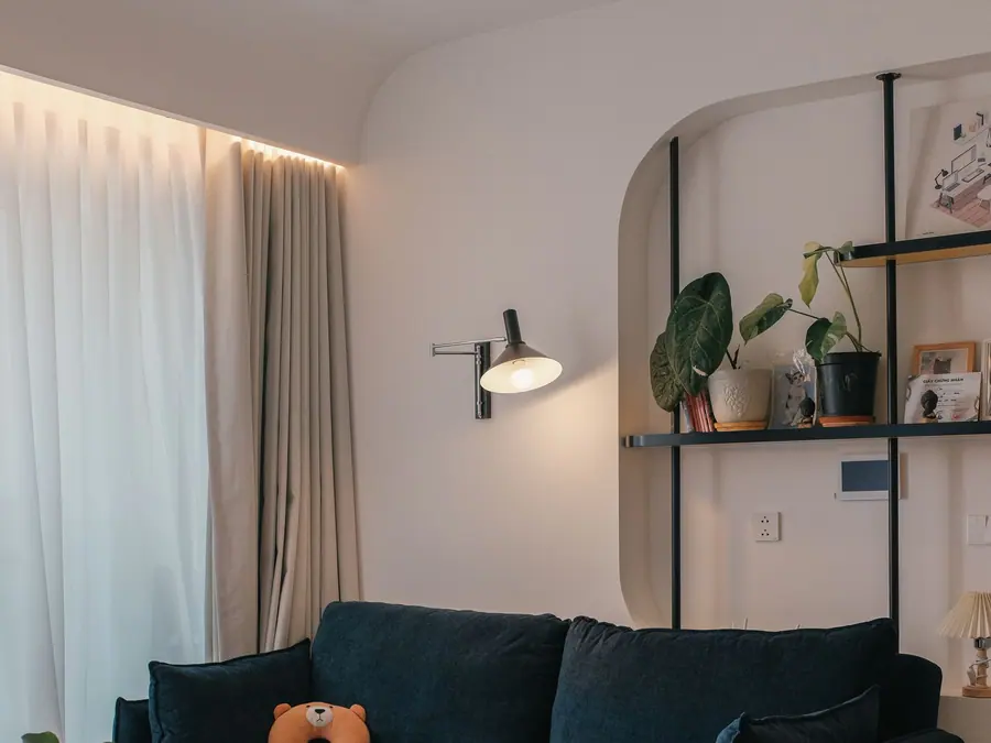 Sala con sofá azul y estantería
