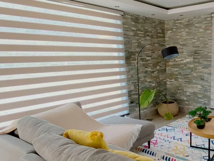 Sala de estar con cortinas duo de franjas beige