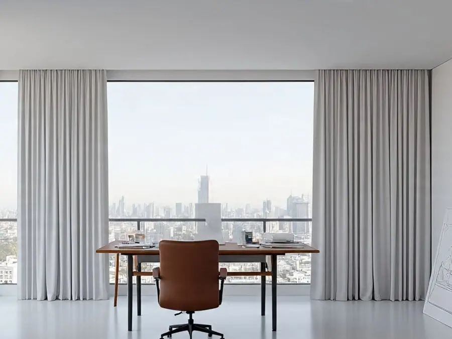 Estudio con escritorio y cortinas screen frente a la ciudad