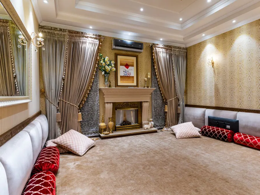 Sala clásica con cortinas de tela y alfombra