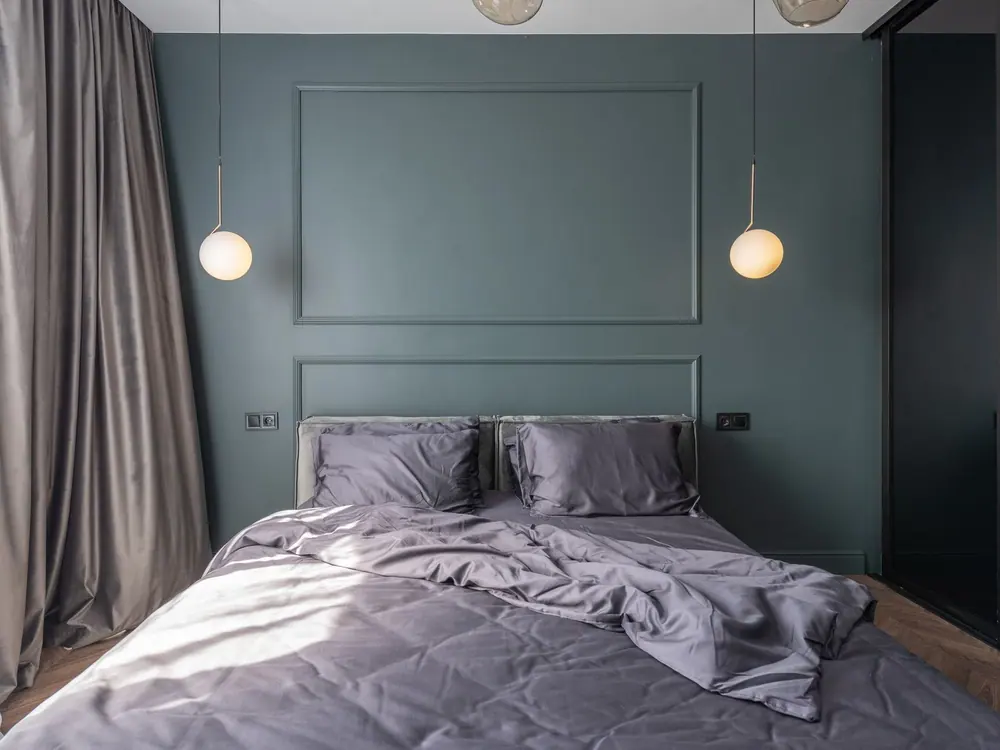 Dormitorio moderno con cortinas oscuras