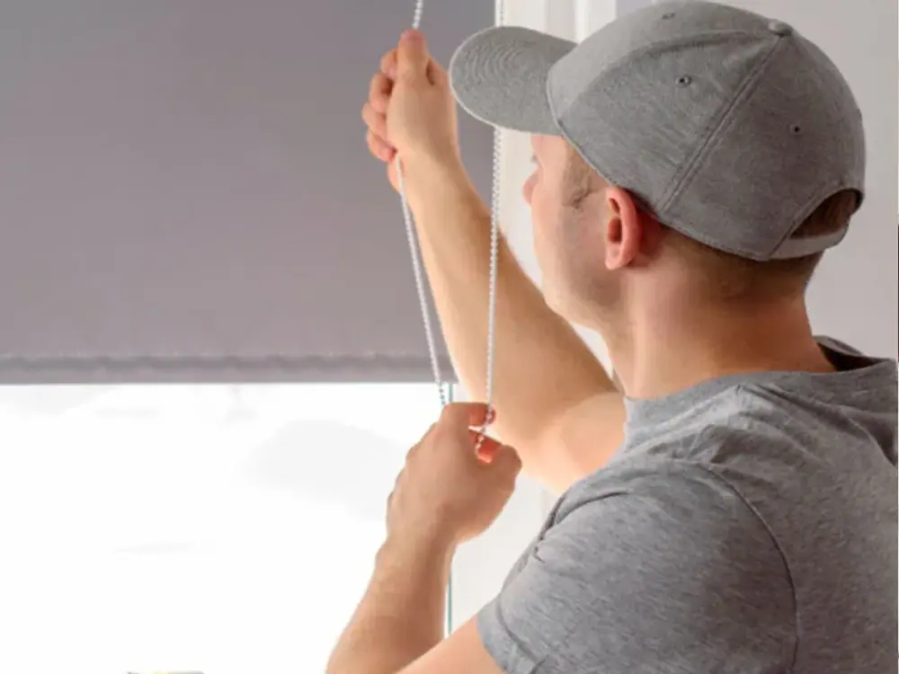 Técnico instalando un sistema de cortinas