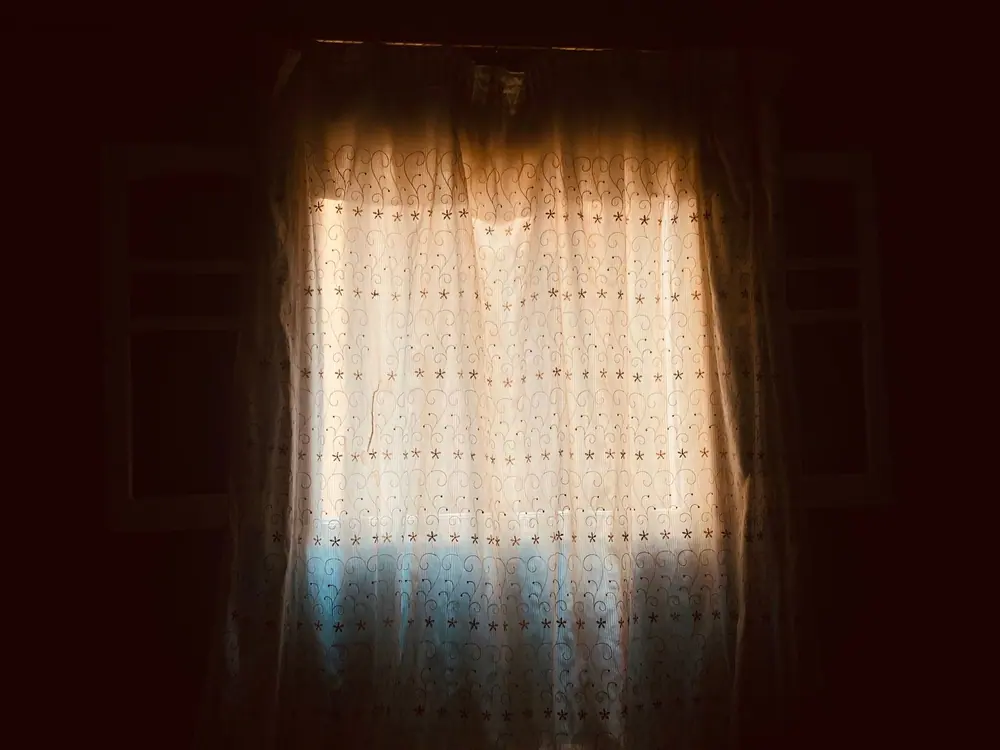 Luz del sol atravesando un tejido translúcido