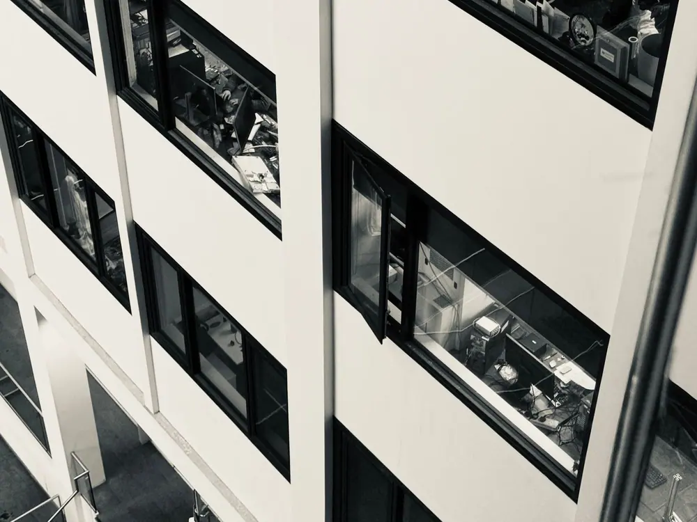 Oficina moderna con cortinas roller screen